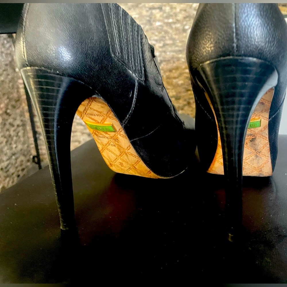 Lamb booties by Gwen Stefani size 7.5, great condition and price.